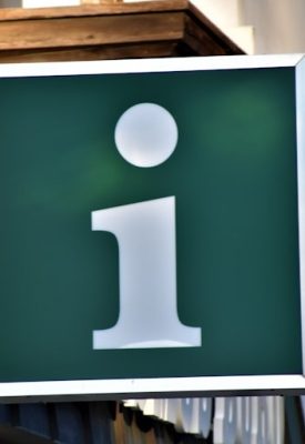 the letter i on a sign
